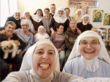 Fotografía publicada en una cuenta en la red social Instagram (@tehagoluz), de reciente creación, en la que se ve a una decena de las religiosas Clarisas del Monasterio de Belorado (Burgos) con sus familias y con el religioso que las está acompañando en el proceso.