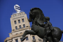 Vista de la antigua sede del BBVA en la Plaza de Cataluña de Barcelona.