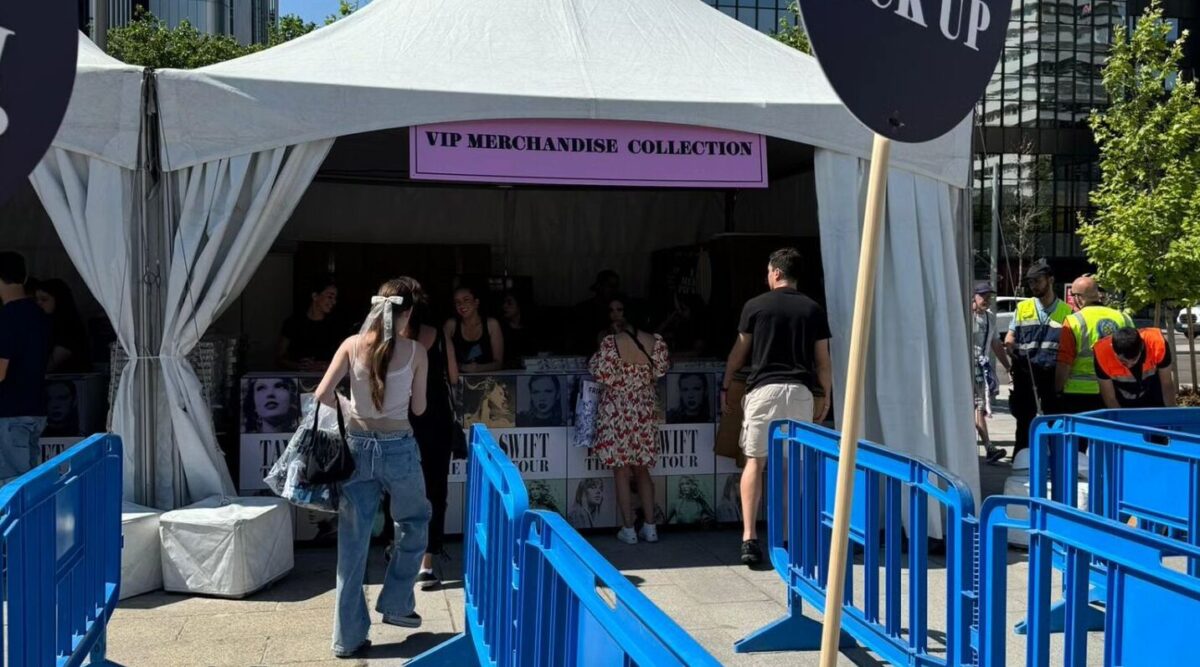 Un punto de venta de merchandising de Taylor Swift