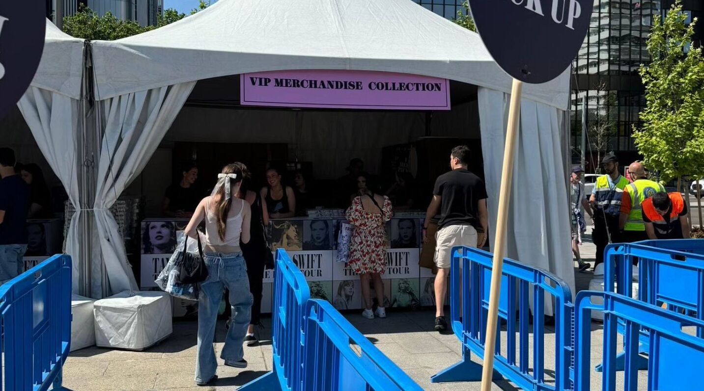 Un punto de venta de merchandising de Taylor Swift