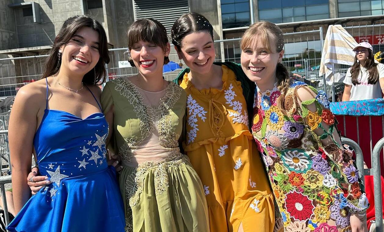 Cuatro 'swifties', como se conoce a los fans de Taylor Swift