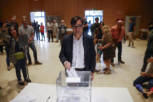 El primer secretario del PSC y candidato a la presidencia de la Generalitat, Salvador Illa, vota en el Centro Cultural La Roca del Vallès de Barcelona