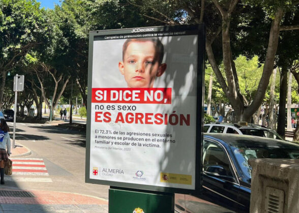 Un cartel contra las agresiones sexuales a menores de edad instalado en soportes publicitarios dentro de una campaña promovida por el Ayuntamiento de Almería.