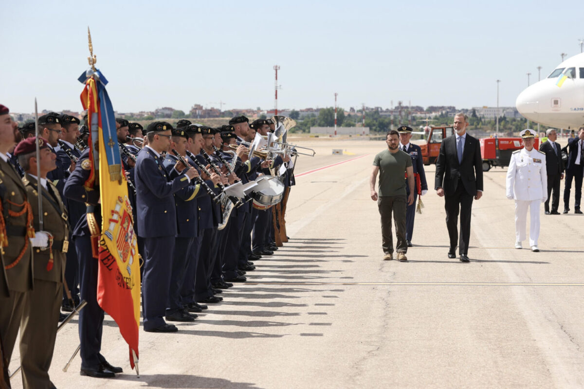 El Rey ha recibido con honores a Zelenski a pie de pista en el aeropuerto de Barajas
