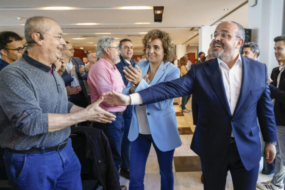 El candidato del PP a la presidencia de la Generalitat, Alejandro Fernández, y la candidata popular a las elecciones europeas, Dolors Montserrat, intervienen en la junta directiva del partido en Barcelona, este miércoles.
