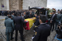 Llegada a la catedral de Cádiz del féretro con los restos de Miguel Ángel Gómez González, agente del grupo especial de actividades subacuáticas de la Guardia Civil fallecido en Barbate al ser arroyado por una narcolancha en el puerto de Barbate.