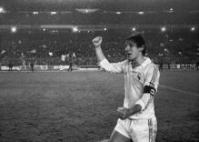 El capitán del Real Madrid, Carlos Santillana, celebra un gol durante el partido de vuelta de octavos de final de la Copa de la UEFA, disputado en el estadio Santiago Bernabéu.