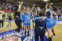 Las jugadoras del Club Baloncesto Perfumerías Avenida de Salamanca celebran meterse en la final de la Liga Endesa después de ganar al Spar Girona por 82-51