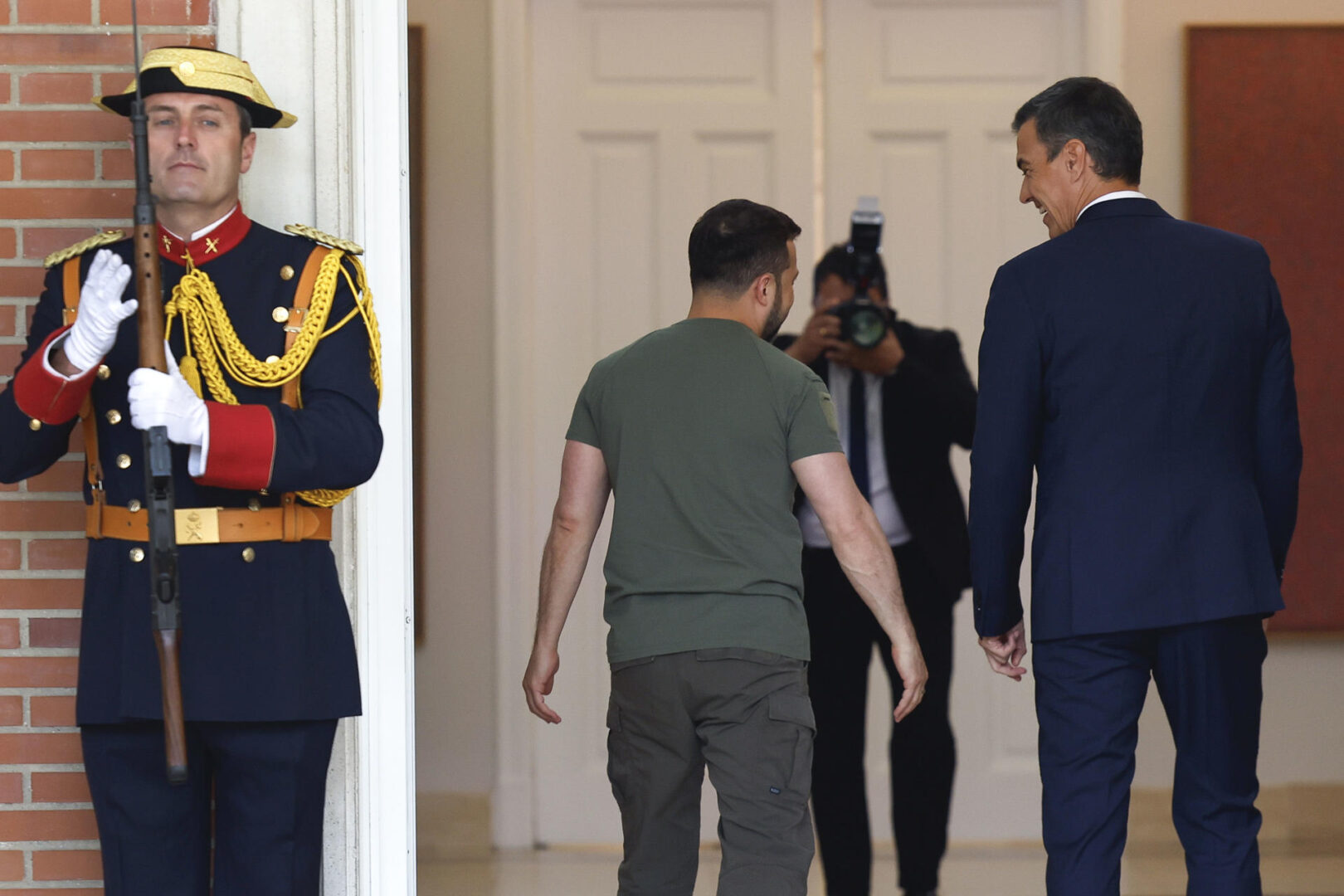 Zelenski y Sánchez, al inicio de su encuentro en el Palacio de la Moncloa