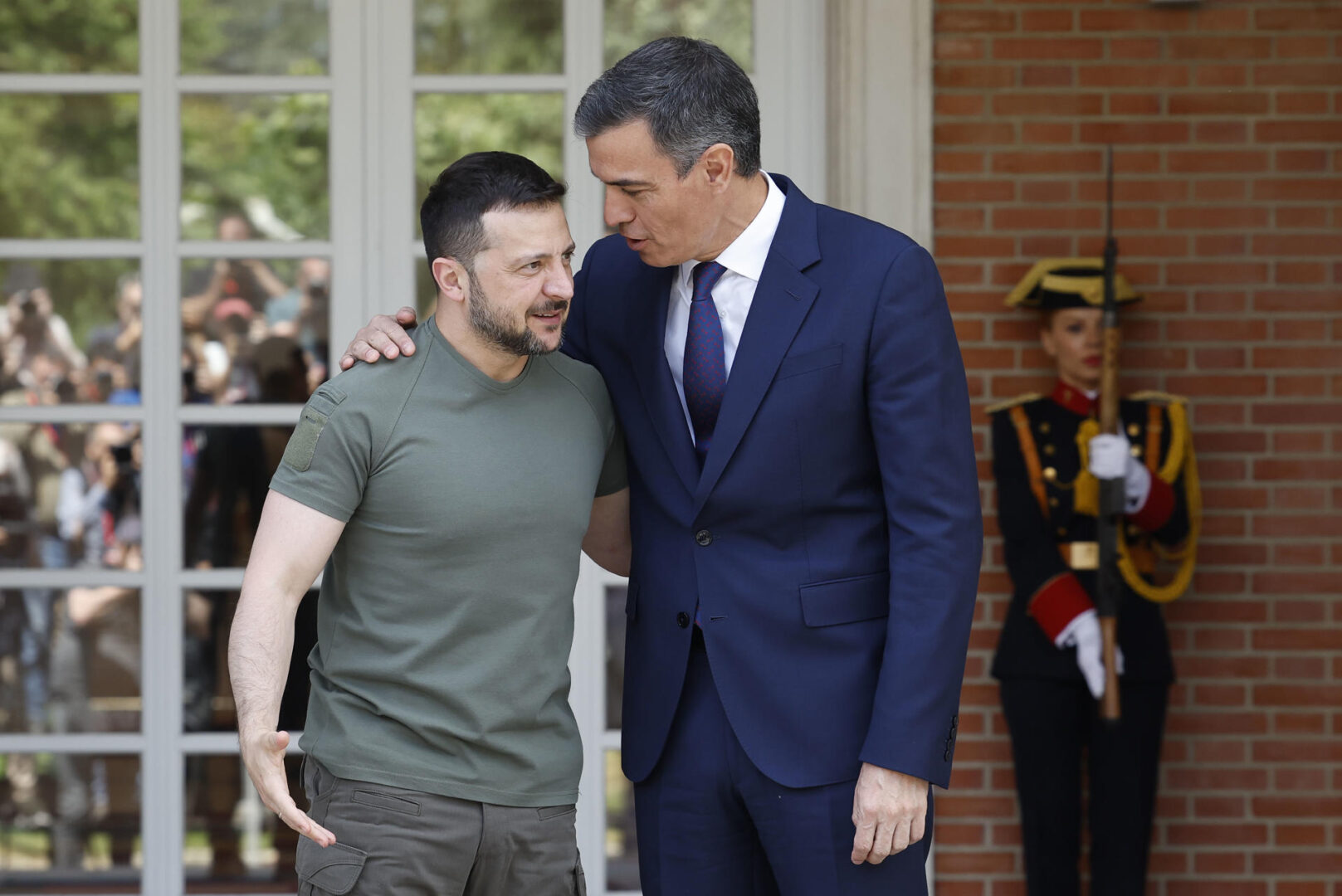 Zelenski se ha desplazado al Palacio de la Moncloa tras ser recibido por el Rey en Barajas