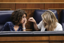 La vicepresidenta del Gobierno María Jesús Montero y la vicepresidenta segunda Yolanda Díaz durante el pleno celebrado en el Congreso de los Diputados.