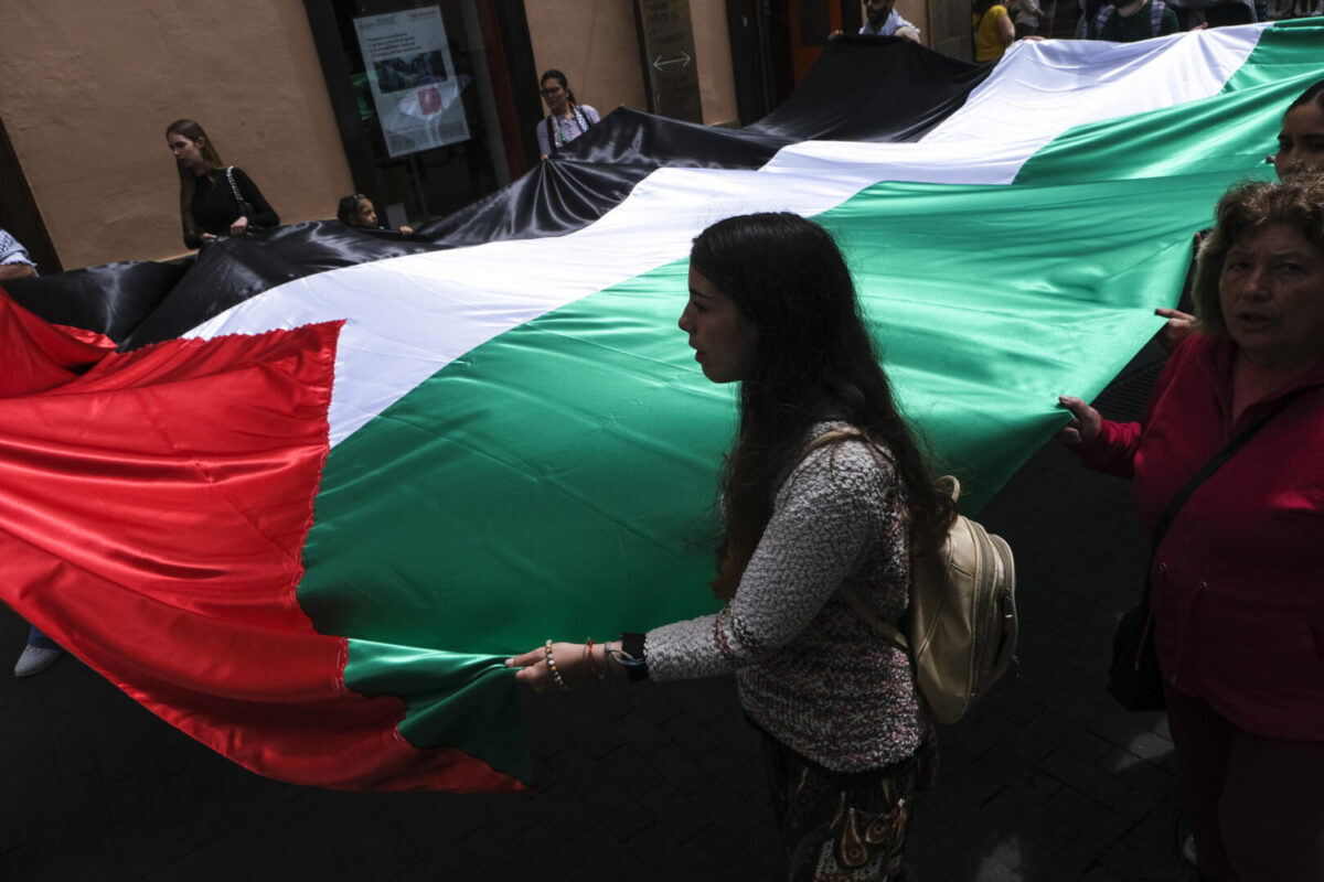 Varios centenares de personas participan en una manifestación convocada por la Red Solidaria contra la Ocupación de Palestina (RESCOP) en La Laguna, Tenerife.