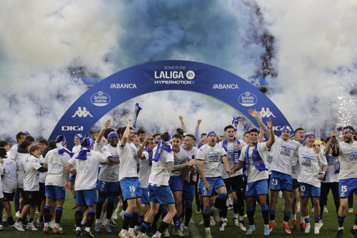 Los jugadores del Deportivo celebran el ascenso a Segunda División tras vencer al Barça Atlètic este domingo en el estadio de Riazor de A Coruña.