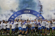 Los jugadores del Deportivo celebran el ascenso a Segunda División tras vencer al Barça Atlètic este domingo en el estadio de Riazor de A Coruña.
