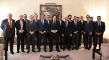 El presidente de Argentina, Javier Milei, junto al presidente de la CEOE, Antonio Garamendi, en el encuentro mantenido este sábado en la Embajada argentina con empresarios españoles