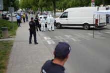 Investigadores de la policía científica trabajan cerca de la escena del crimen acordonada donde el primer ministro eslovaco, Robert Fico, fue baleado ese mismo día, en Handlova, Eslovaquia, el 15 de mayo de 2024.