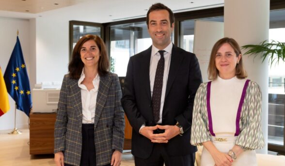 El ministro de Economía, Carlos Cuerpo, con Amparo López Senovilla, nueva secretaria de Estado de Comercio (dcha) y Aída Fernández González, subsecretaria (izq).
