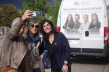 Sílvia Orriols, junto a simpatizantes de Aliança Catalana, en un acto electoral en Vic
