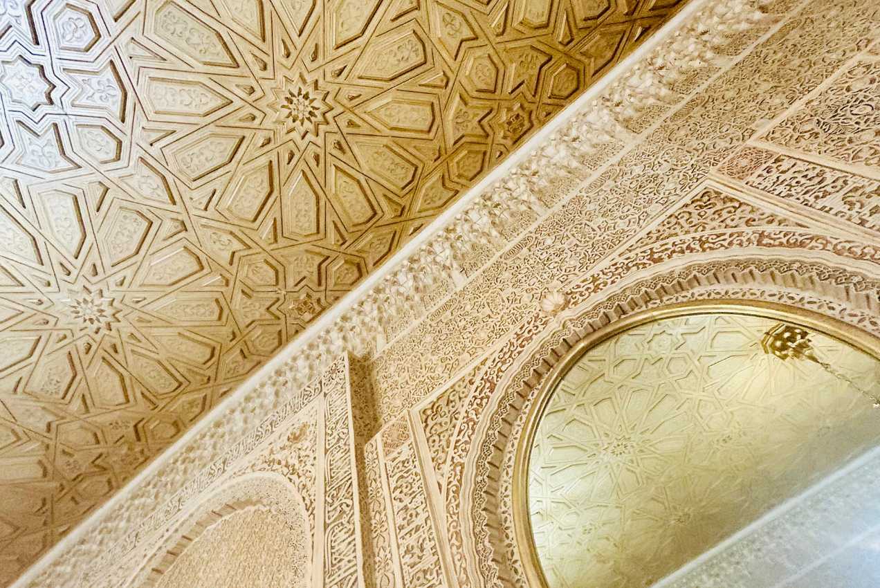 Detalle decoración techo Alhambra Palace