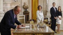 Juan Carlos I firma la ley de su abdicación en 2014.