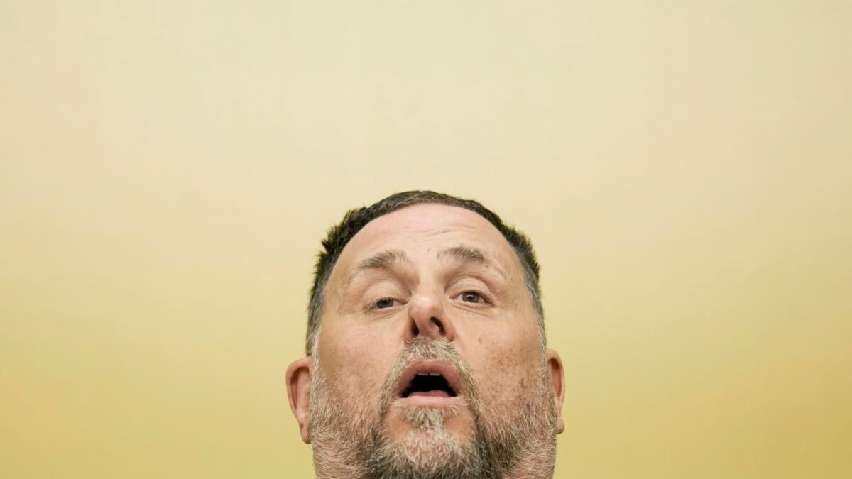 El presidente de ERC, Oriol Junqueras, durante su comparecencia hoy, ofreciendo una rueda de prensa para explicar su decisión de dejar la presidencia de la formación política republicano.