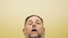 El presidente de ERC, Oriol Junqueras, durante su comparecencia hoy, ofreciendo una rueda de prensa para explicar su decisión de dejar la presidencia de la formación política republicano.