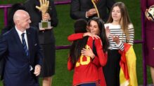La Reina Letizia de España abraza a Salma Paralluelo mientras la Princesa Sofía observa el partido de fútbol final de la Copa Mundial Femenina de la FIFA 2023.