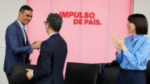 Pedro Sánchez saluda a Félix Bolaños durante la reunión de la Ejecutivo Federal celebrada este lunes en Ferraz.