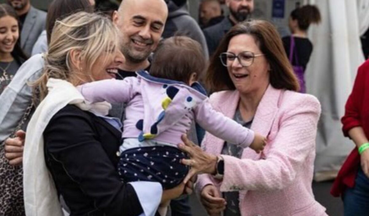 Foto Yolanda Díaz con niña en brazos en una visita a Rivas.