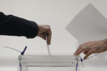Voto depositado en la urna electoral en el colegio electoral instalado en el Instituto de Educación Continua (UPF) del barrio de L,Eixample de Barcelona, este domingo.