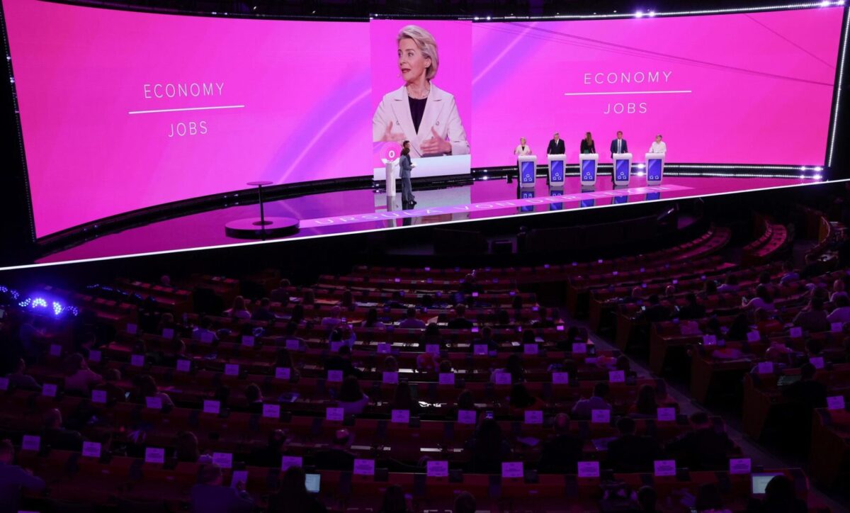 La Presidenta de la Comisión Europea, Ursula von der Leyen (5-R), candidata al Partido Popular Europeo, vista en una gran pantalla durante el debate de Eurovisión 2024 para la presidencia de la Comisión Europea, tomando Lugar en el hemiciclo del Parlamento Europeo en Bruselas, Bélgica, 23 de mayo de 2024.