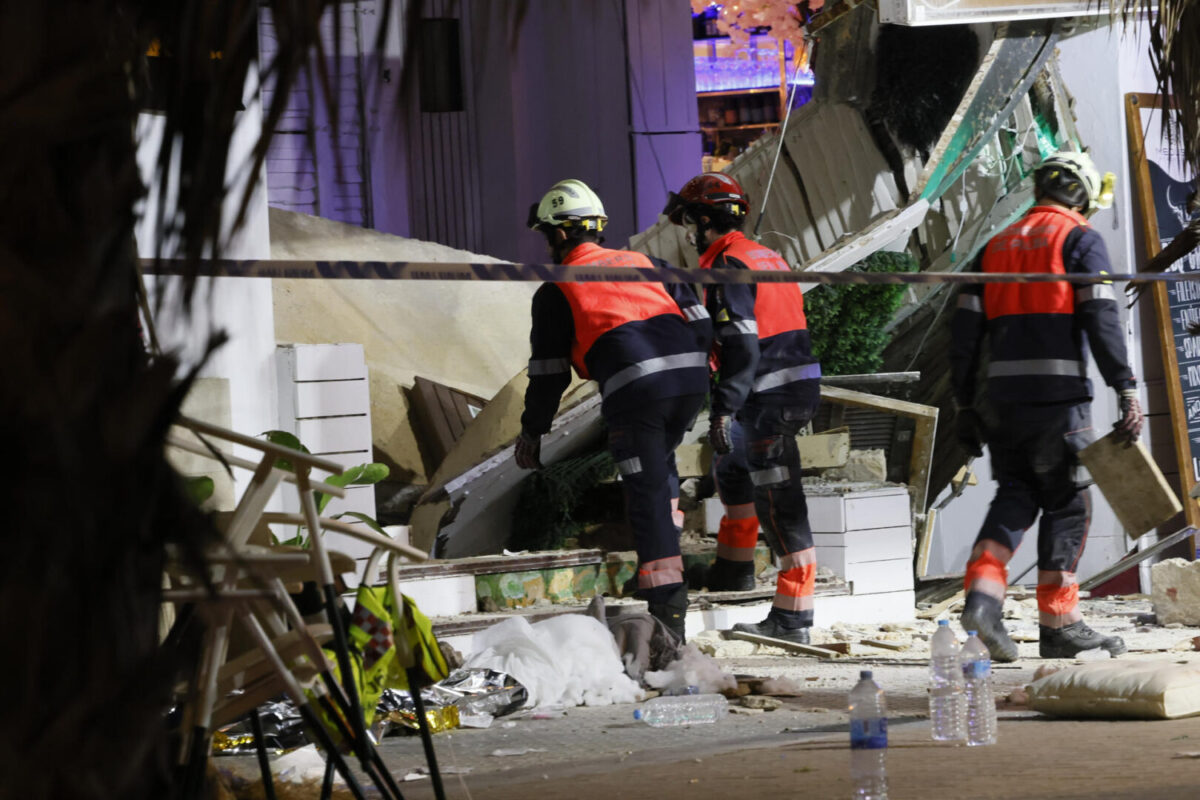 Cuatro personas han fallecido y al menos 27 han resultado heridas al desplomarse en la Playa de Palma el restaurante Medusa Beach Club