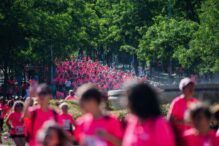 Miles de corredoras en una de las anteriores ediciones de la Carrera de la Mujer que este año cumple su vigésimo aniversario