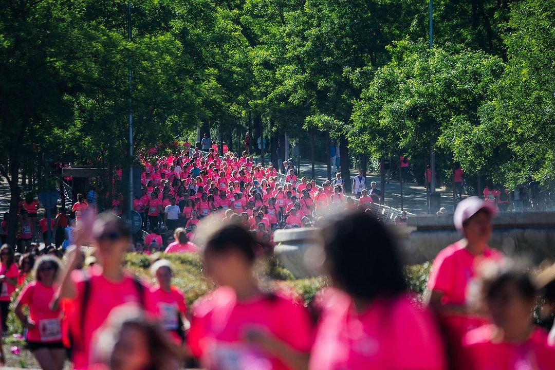 Miles de corredoras en una de las anteriores ediciones de la Carrera de la Mujer que este año cumple su vigésimo aniversario