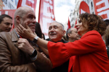 La vicepresidenta primera y ministra de Hacienda, María Jesús Montero, saluda a los secretarios generales de CCOO, Unai Sordo, y UGT, Pepe Álvarez, durante la manifestación, la pasada semana en Madrid.
