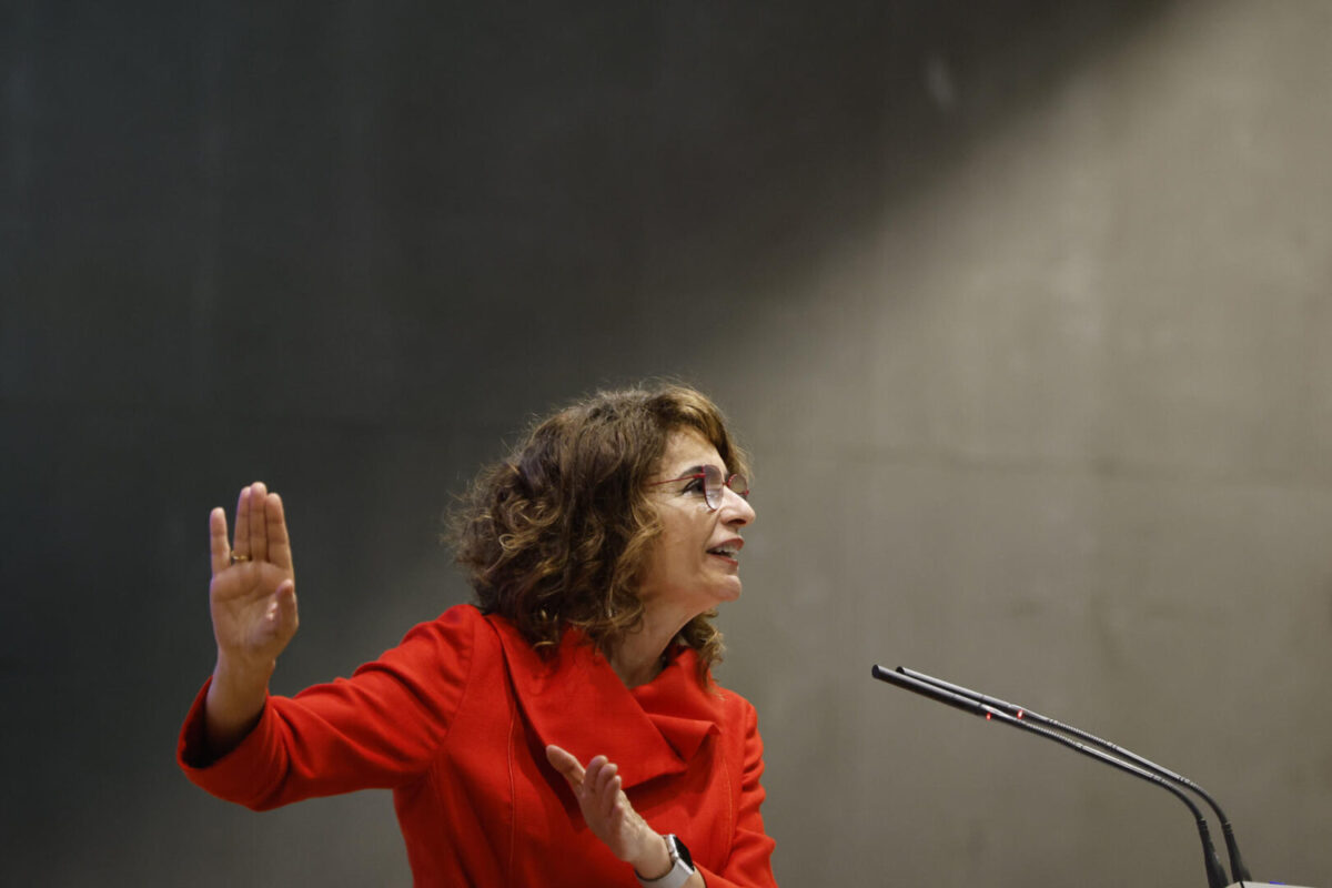 La vicepresidenta primera y ministra de Hacienda, María Jesús Montero, participa en la asamblea de delegadas y delegados de UGT-Madrid celebrada este martes con motivo del Primero de Mayo.