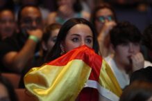 Una aficionada española sigue Eurovisión.