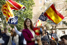 La presidenta de la Comunidad de Madrid, Isabel Díaz Ayuso, durante el mitin electoral que ha protagonizado este lunes en Barcelona, junto al candidato del PP a la presidencia de la Generalitat, Alejandro Fernández.