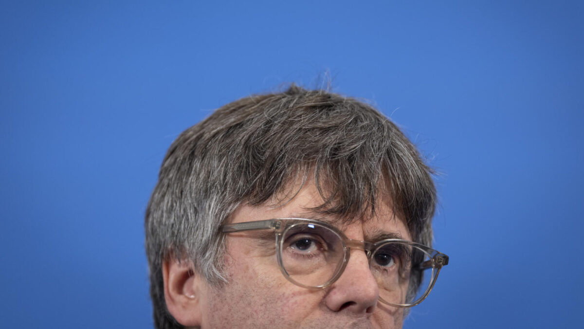 El candidato de Junts a la presidencia de la Generalitat, Carles Puigdemont, durante la rueda de prensa que ha ofrecido este lunes en la que ha anunciado que presentará su candidatura en el Parlament para ser investido como president.