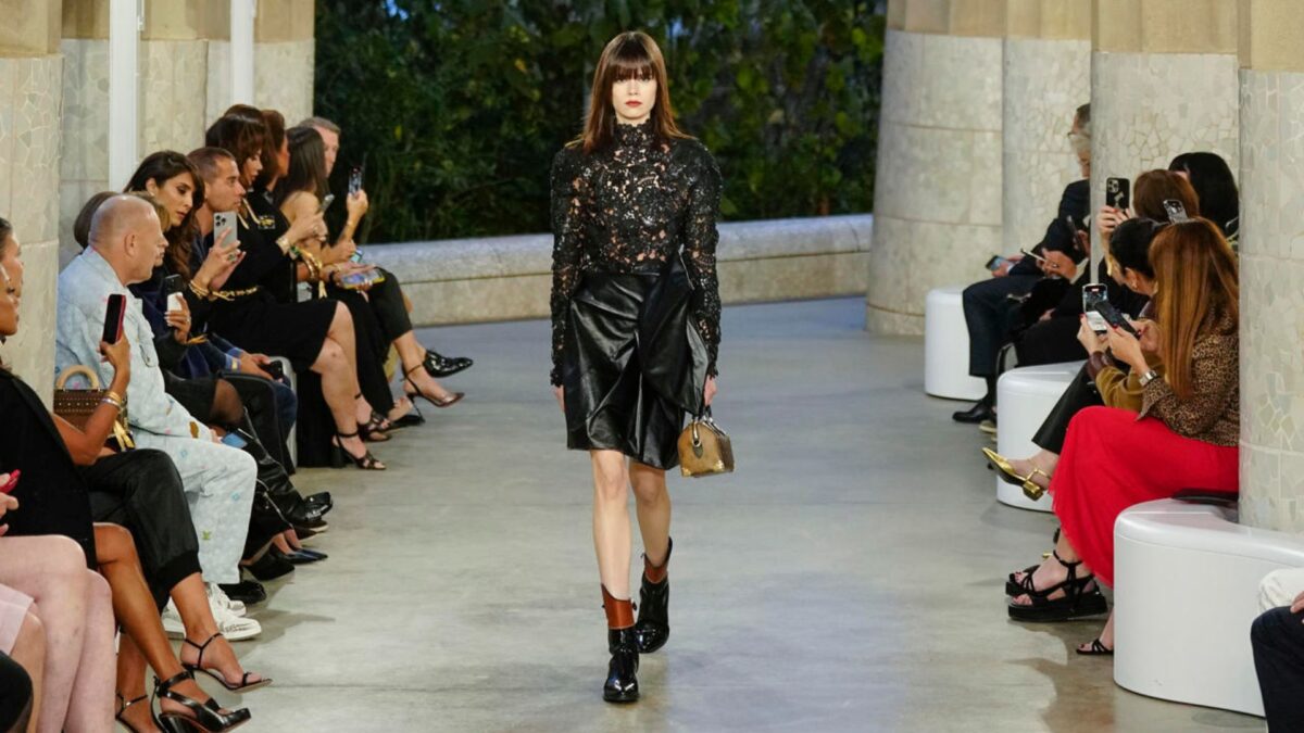Una modelo presenta la colección 'Crucero 2025' de La 'maison' francesa de moda Louis Vuitton, diseñada por el creativo Nicholas Ghesquière, este jueves en el Park Güell de Barcelona, en una cita que reúne a personalidades y actrices de Hollywood, además del dueño de LVMH, Bernard Arnault, el hombre con la mayor fortuna del mundo.