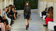 Una modelo presenta la colección 'Crucero 2025' de La 'maison' francesa de moda Louis Vuitton, diseñada por el creativo Nicholas Ghesquière, este jueves en el Park Güell de Barcelona, en una cita que reúne a personalidades y actrices de Hollywood, además del dueño de LVMH, Bernard Arnault, el hombre con la mayor fortuna del mundo.