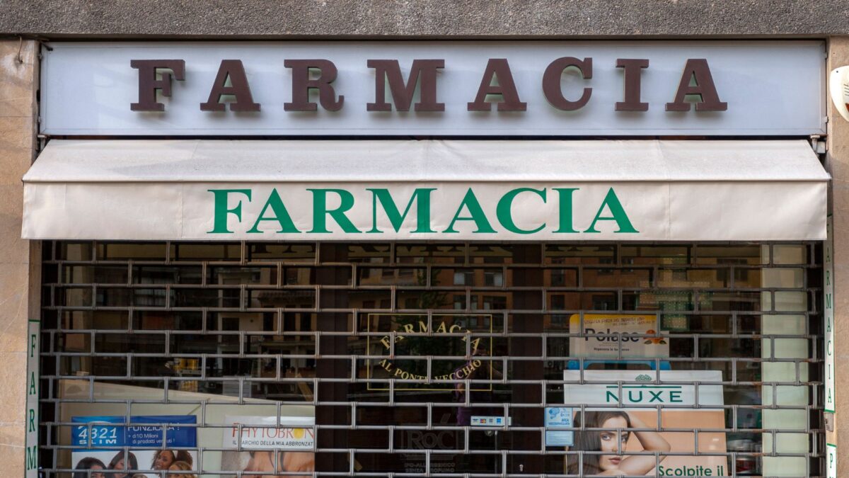 Una farmacia cerrada en Italia.