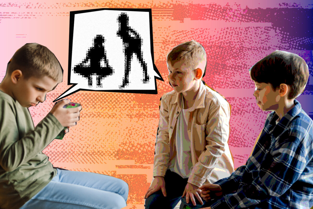 unos niños muestran interés en el teléfono de un amigo que está viendo porno