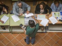 Presidentes y vocales en una mesa electoral - Política
