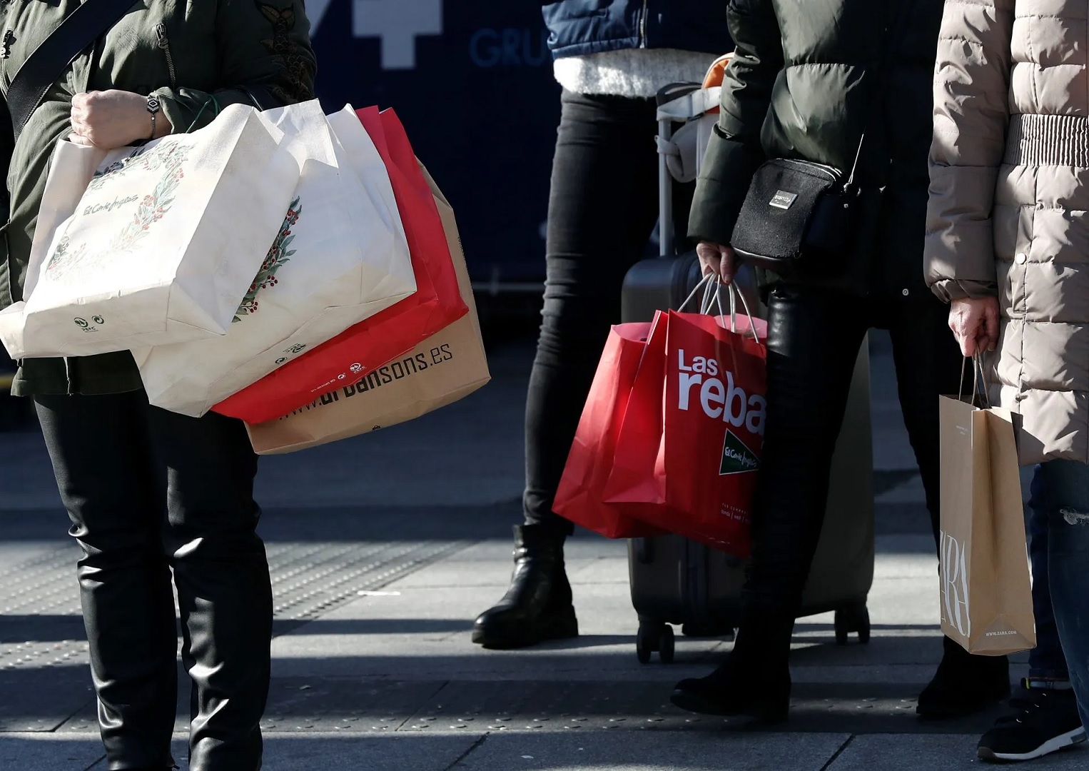 Bolsas y más bolsas durante las rebajas de verano 2025 Rebajas 2024 - Sociedad