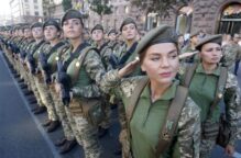 Soldados participan en el ensayo del desfile militar en el centro de Kiev (Ucrania) hoy, miércoles 22 de agosto de 2018. El 24 de agosto se conmemora el Día de la Independencia de Ucrania.