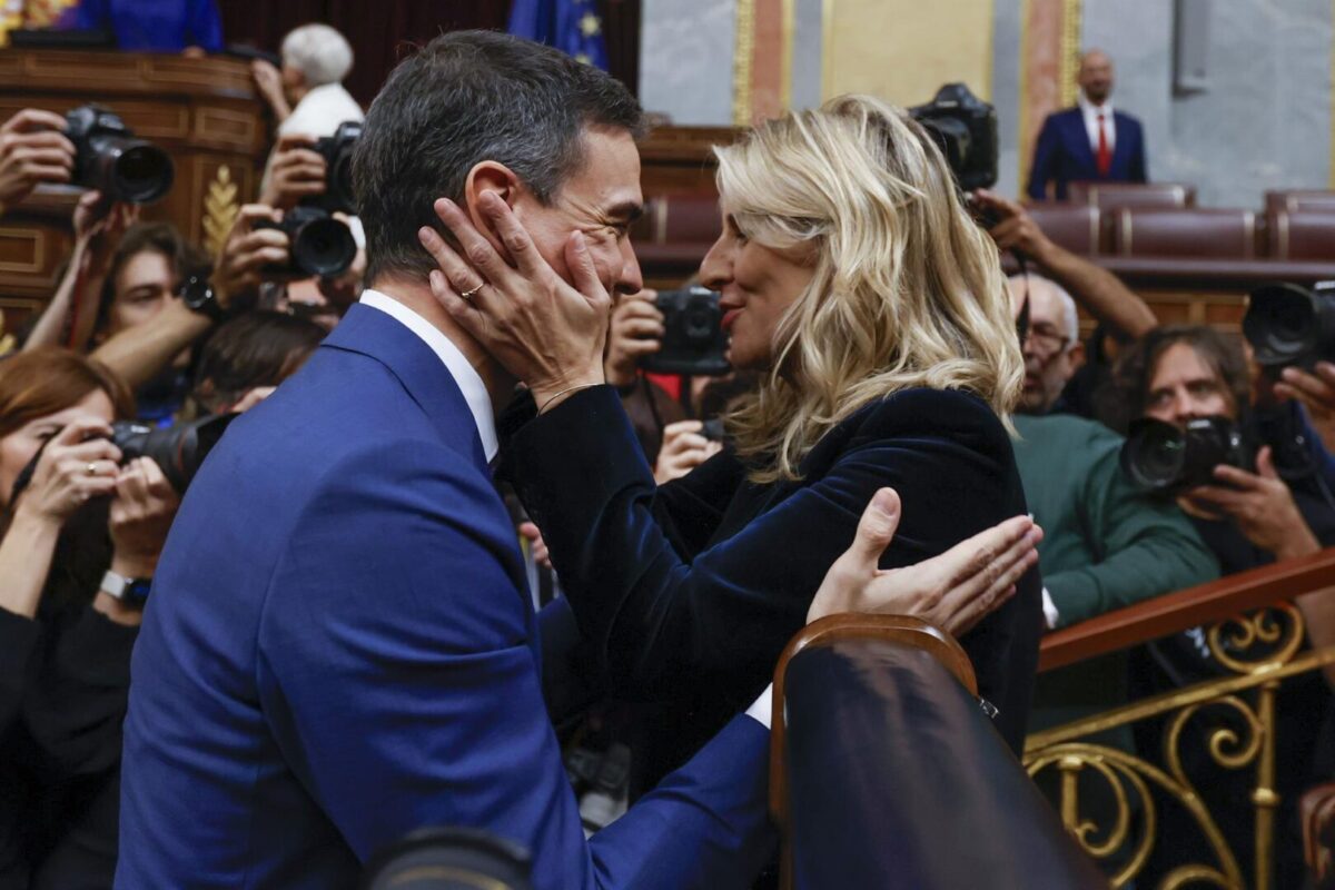 Yolanda Díaz felicita a Pedro Sánchez tras la segunda jornada del debate de investidura.