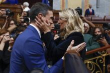 Yolanda Díaz felicita a Pedro Sánchez tras la segunda jornada del debate de investidura.