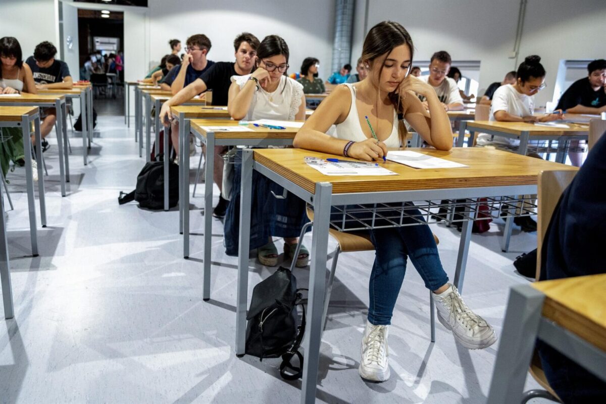 Varios estudiantes en el primer día de las pruebas de Evaluación de Acceso a la Universidad.