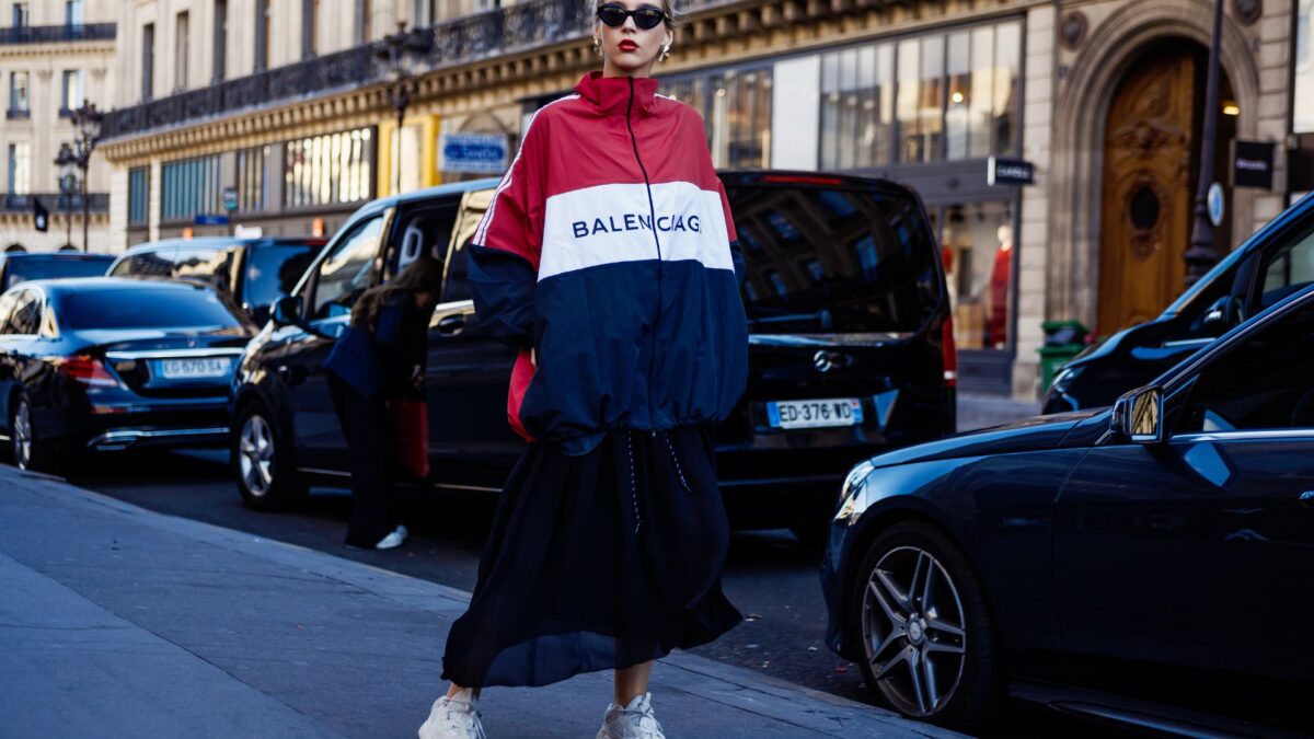 Una invitada con chaqueta de Balenciaga después de un desfile.